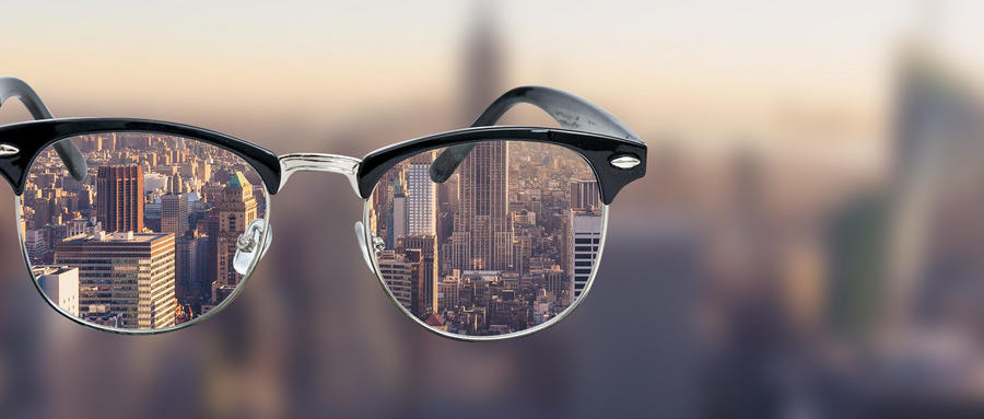 高度近視是由什么原因引起的？