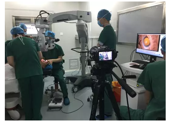張廣斌院調試顯微鏡