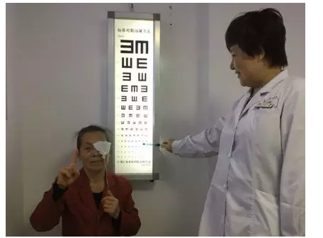 李媽媽術后查視力